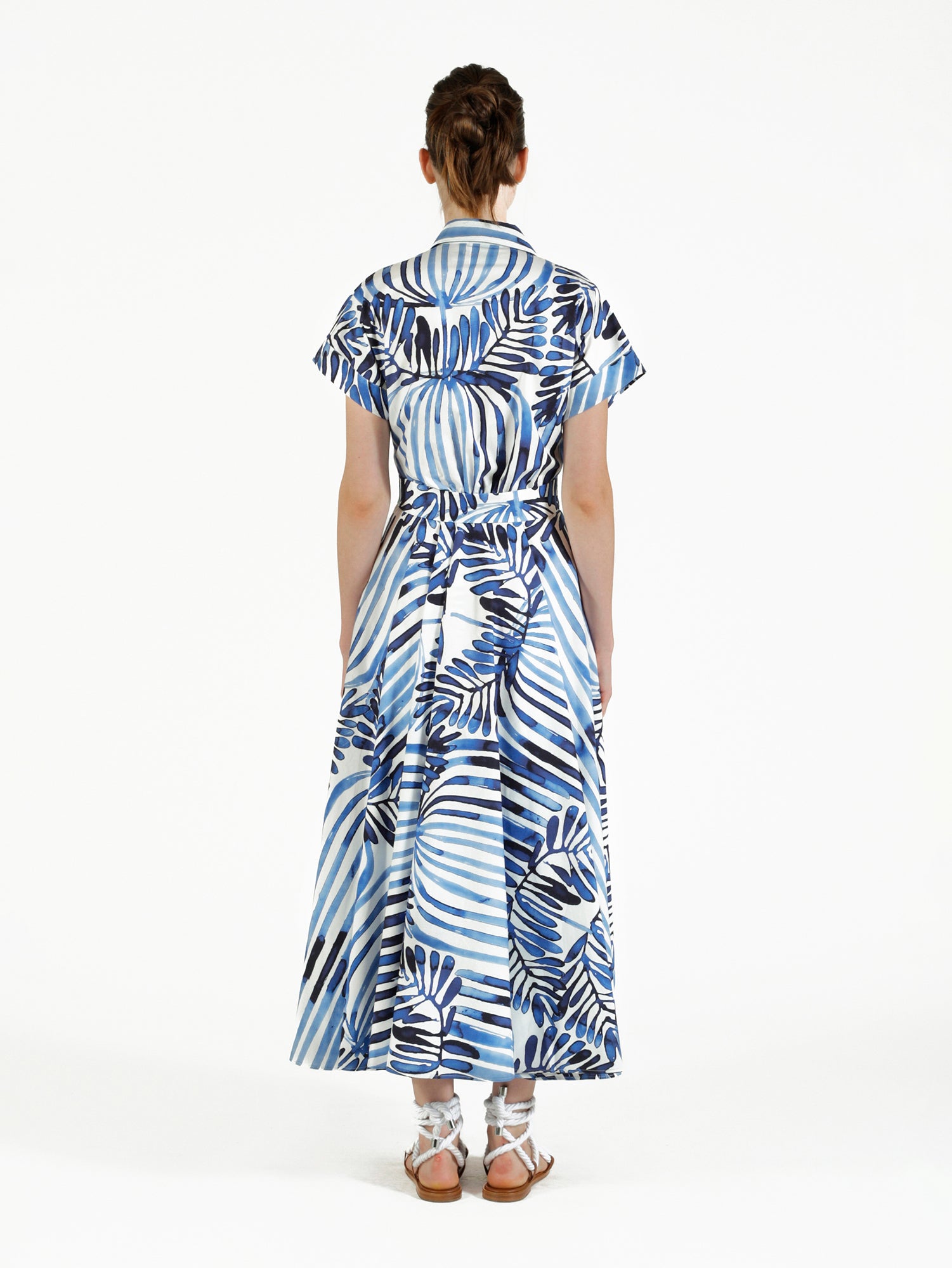 Kleid mit Knotendetail in blau-weiß - Tempel Hamburg