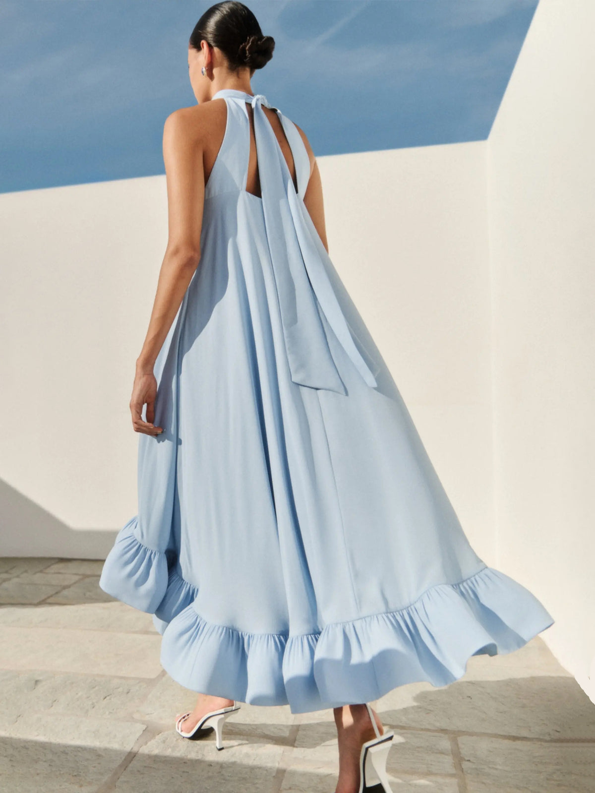 Neckholder Kleid Mit Volant in Ice Blue - Tempel Hamburg