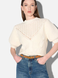 Kurzer Pullover in Lochmuster-Strick