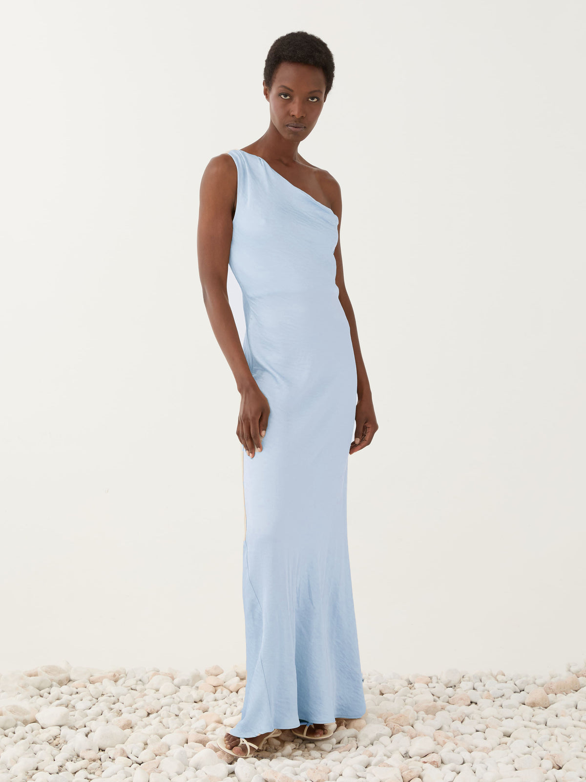 Clean-Chic-One-Shoulder Abendkleid in zwei Farben - Tempel Hamburg