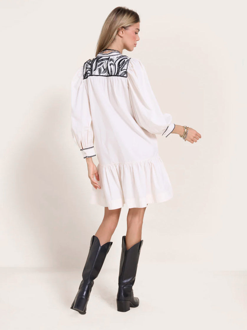 Minikleid mit schwarzer Stickerei