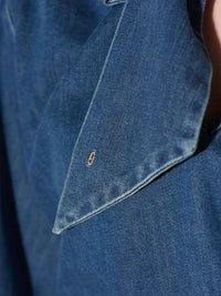 Taillierte Denim-Bluse mit Schleife