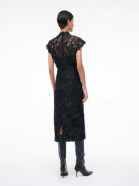 Spitzenkleid mit kleinem Stehkragen