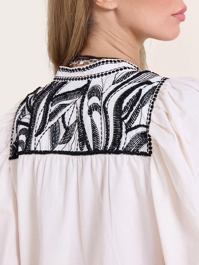 Minikleid mit schwarzer Stickerei