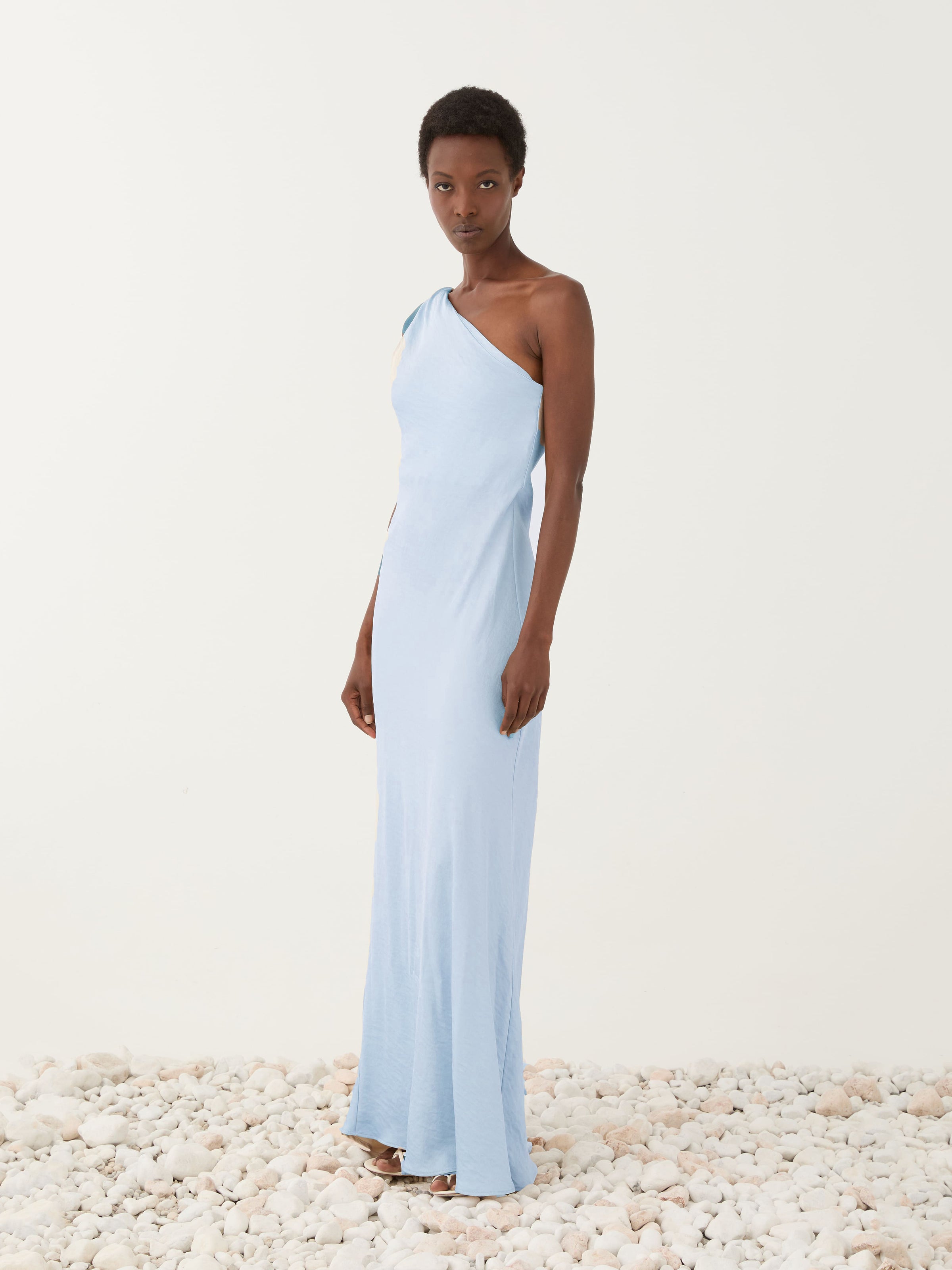 Clean-Chic-One-Shoulder Abendkleid in zwei Farben - Tempel Hamburg