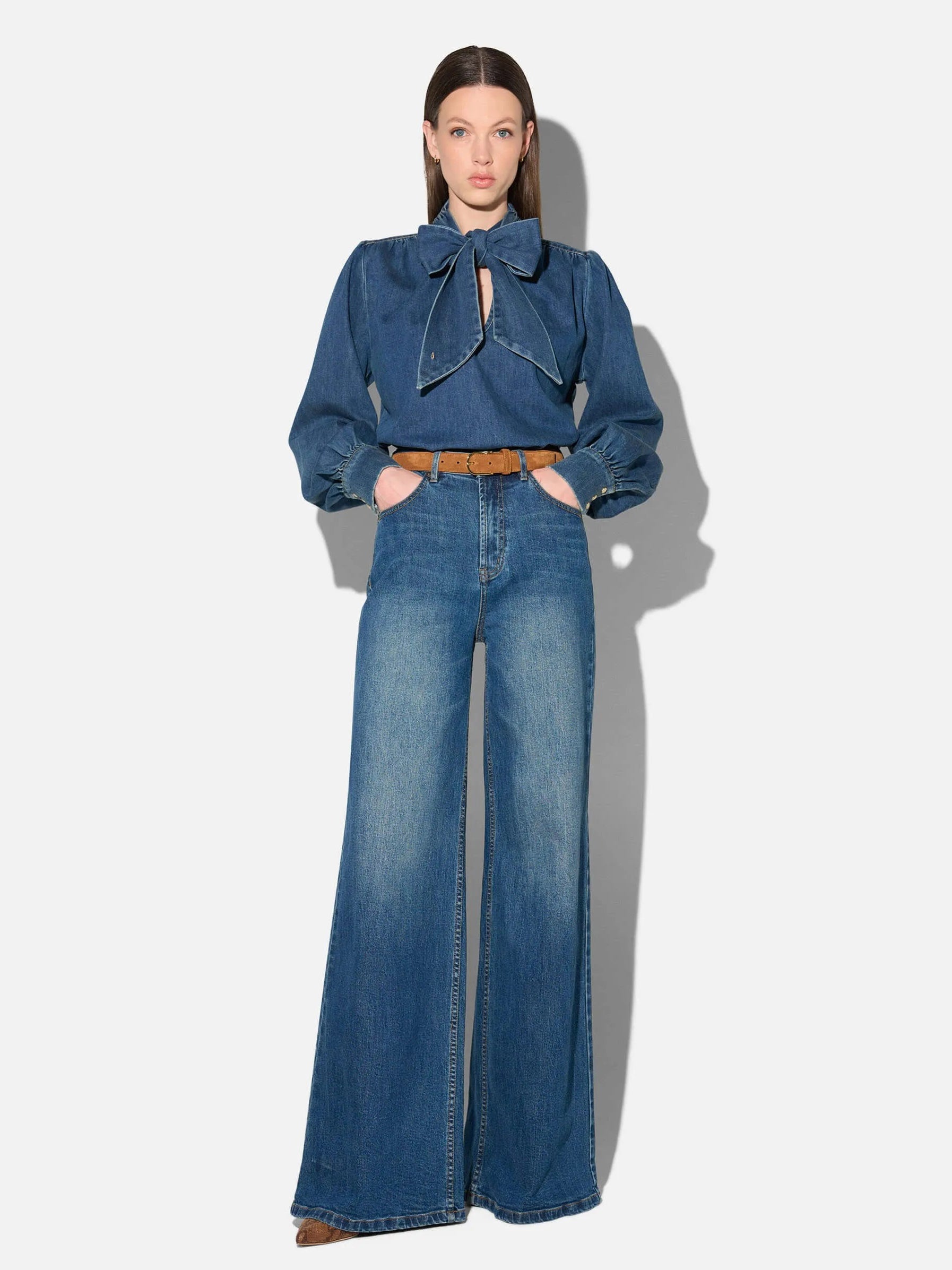Taillierte Denim-Bluse mit Schleife