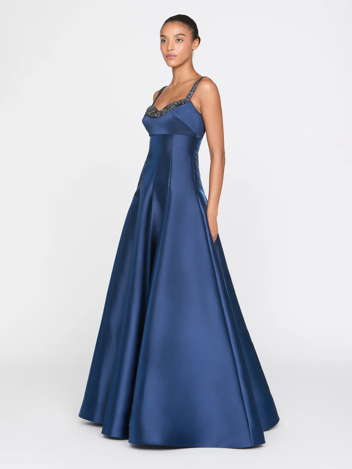 Klassisches Abendkleid mit besticktem Ausschnitt - Tempel Hamburg