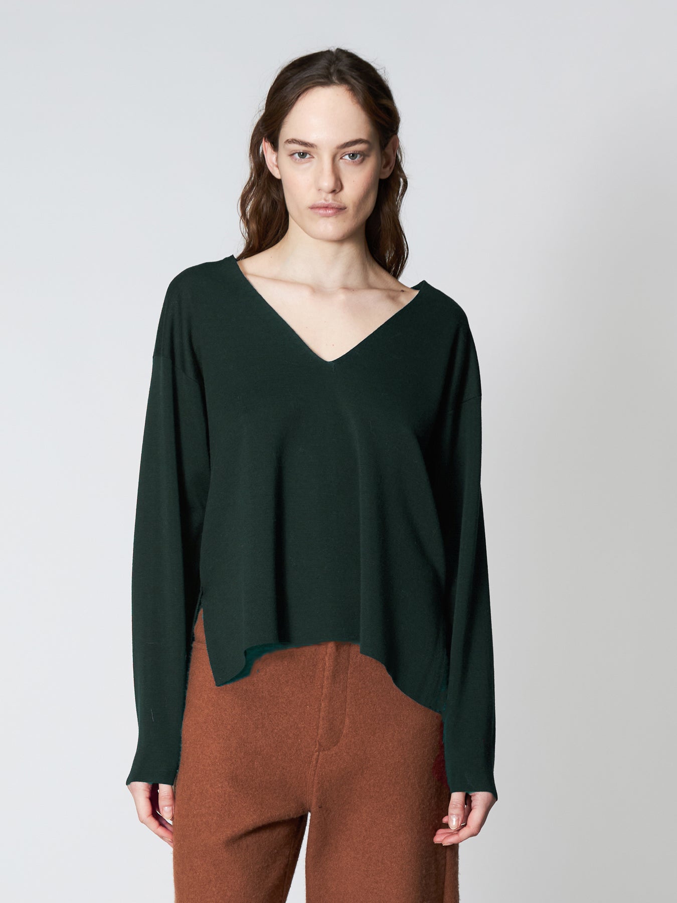 V-Neck mit Seitenschlitzen - Tempel Hamburg