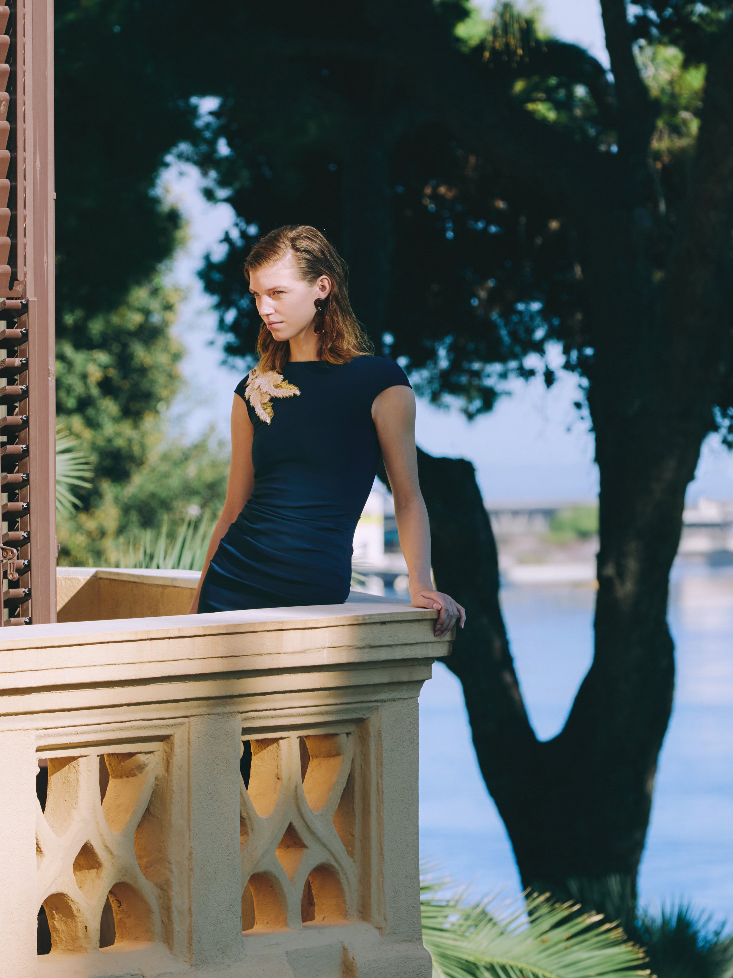 Etuikleid mit Feder-Applikation - Tempel Hamburg