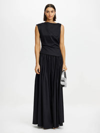 Langes schwarzes Abendkleid mit weitem Rock