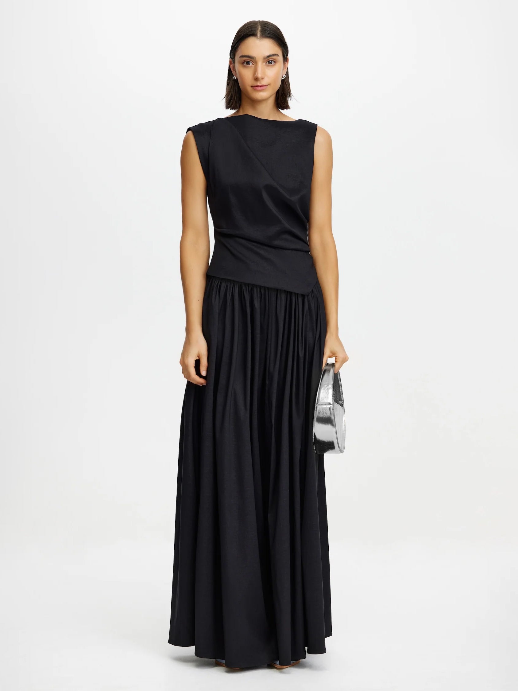 Langes schwarzes Abendkleid mit weitem Rock