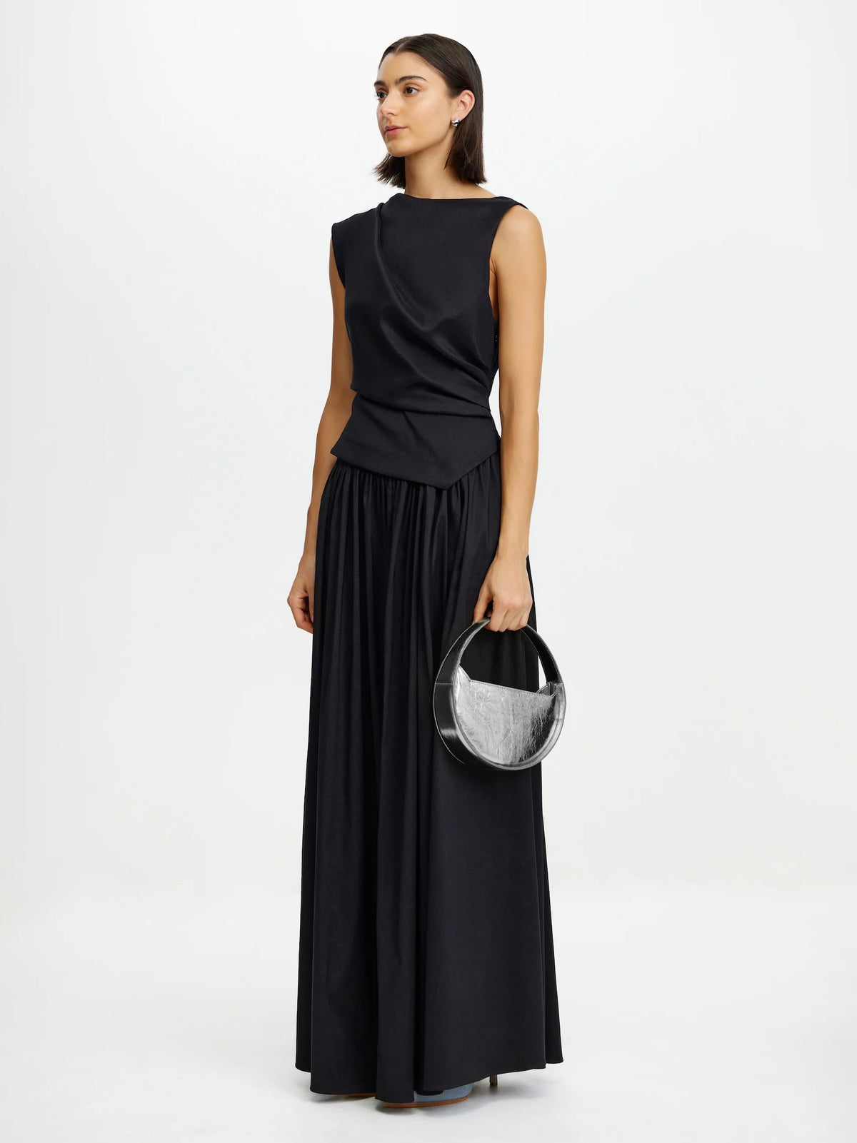 Langes schwarzes Abendkleid mit weitem Rock
