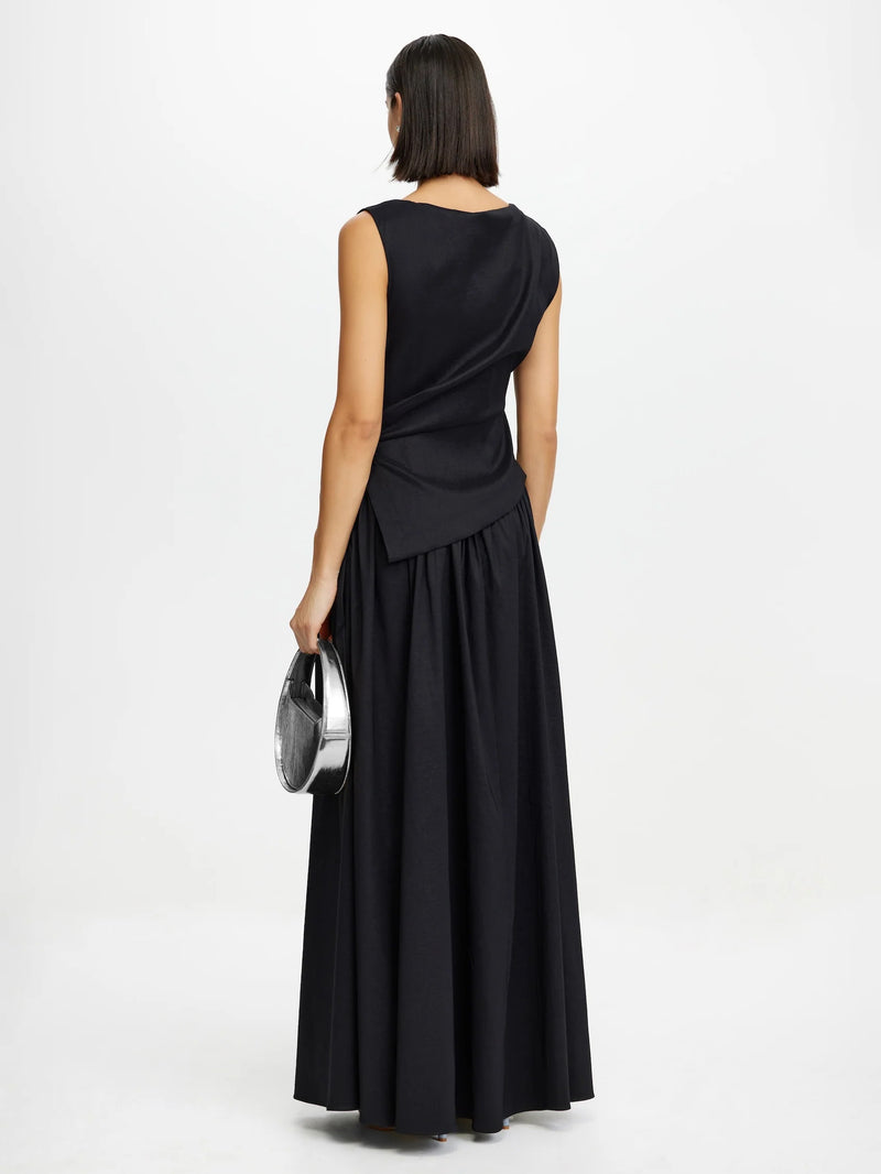 Langes schwarzes Abendkleid mit weitem Rock