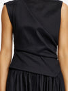 Langes schwarzes Abendkleid mit weitem Rock