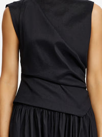 Langes schwarzes Abendkleid mit weitem Rock