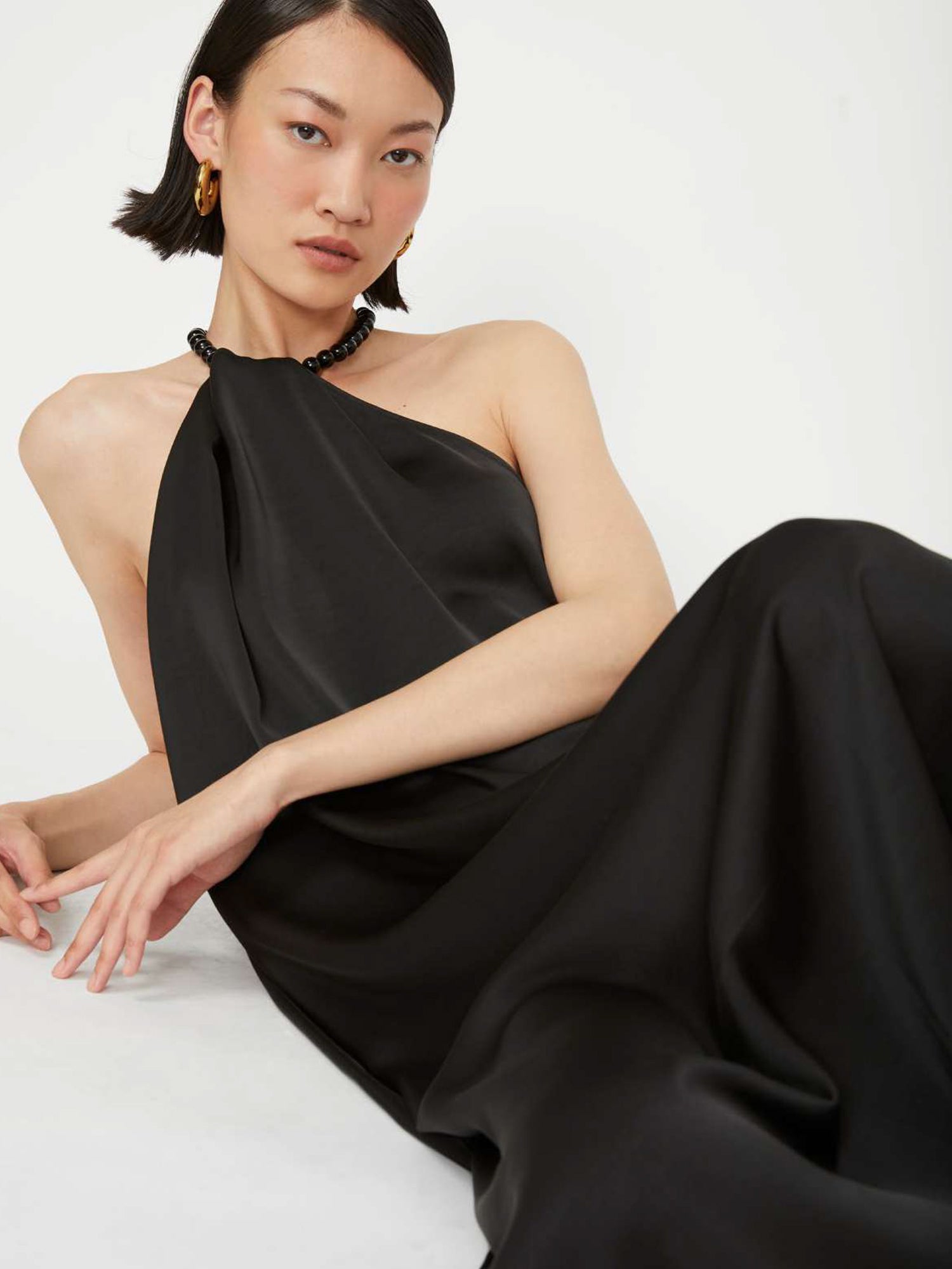 Neckholder-Kleid mit Perlenverschluss - Tempel Hamburg