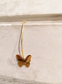 Langer Ohrring mit Schmetterling-Anhänger aus vergoldetem Messing - Tempel Hamburg