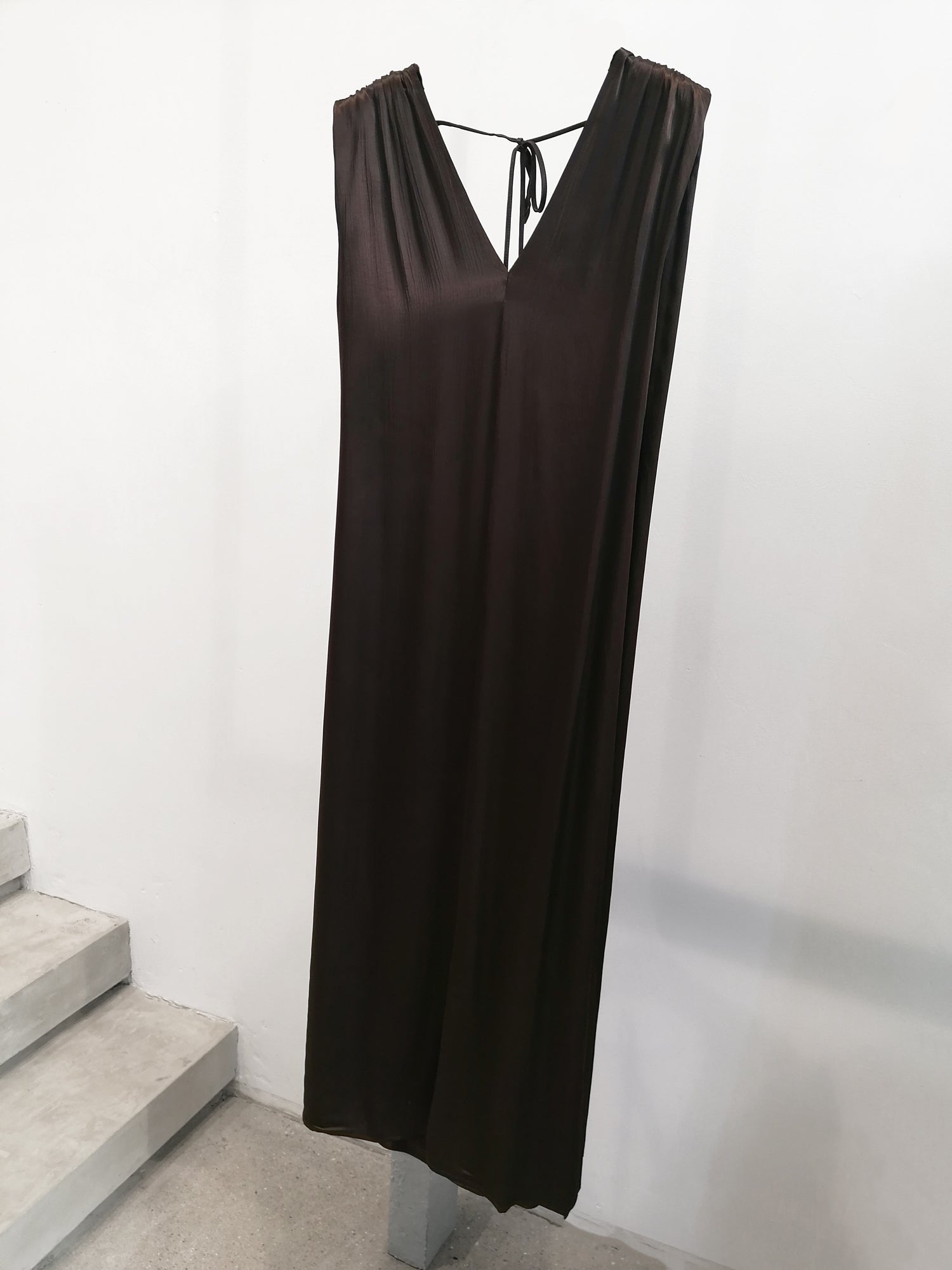 Langes satiniertes Kleid in braun - Tempel Hamburg