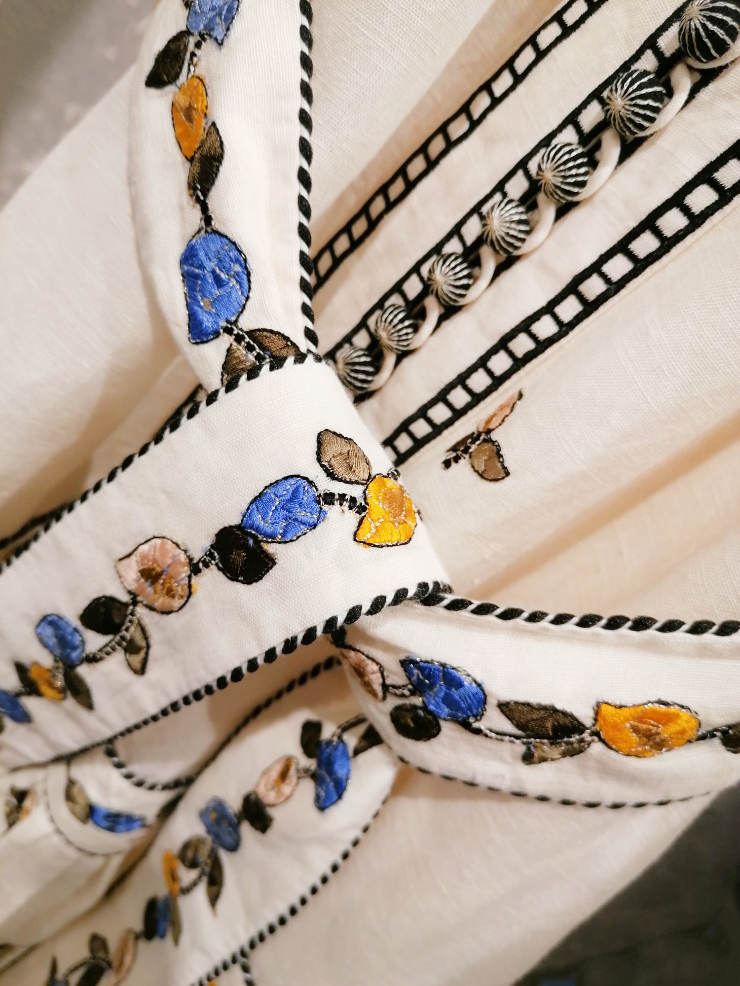 Besticktes kurzes Kleid - Tempel Hamburg