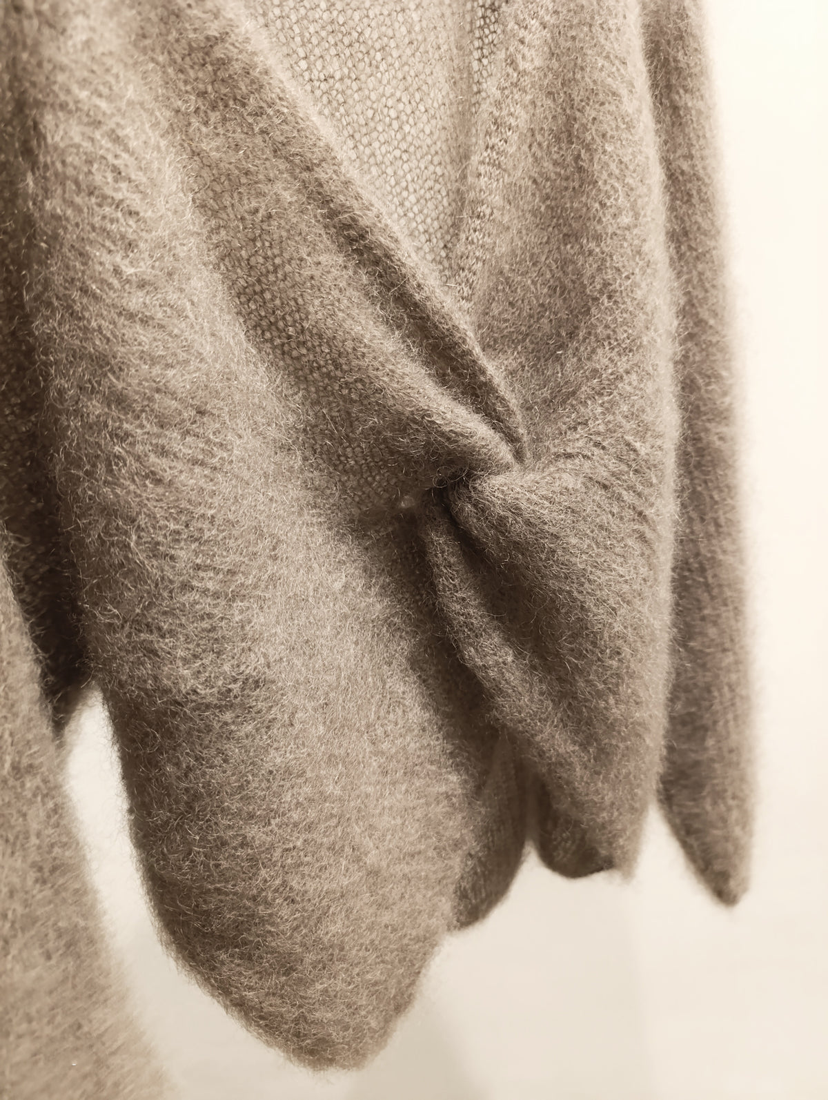 Pullover mit Knotendetail in Mokka Mousse - Tempel Hamburg