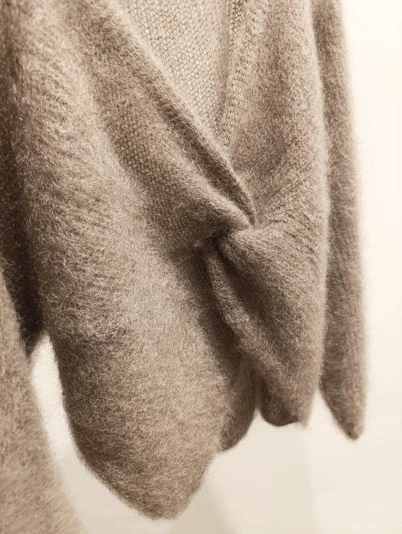 Pullover mit Knotendetail in Mokka Mousse - Tempel Hamburg