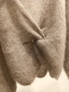 Pullover mit Knotendetail in Mokka Mousse - Tempel Hamburg