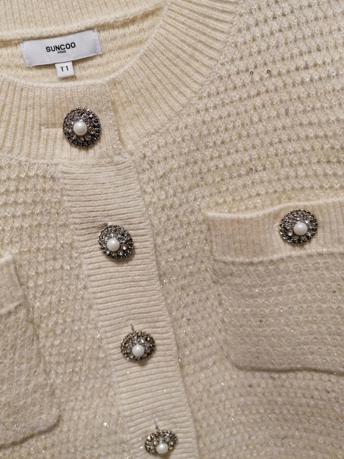 Cropped Strickjacke mit Strassknöpfen - Tempel Hamburg