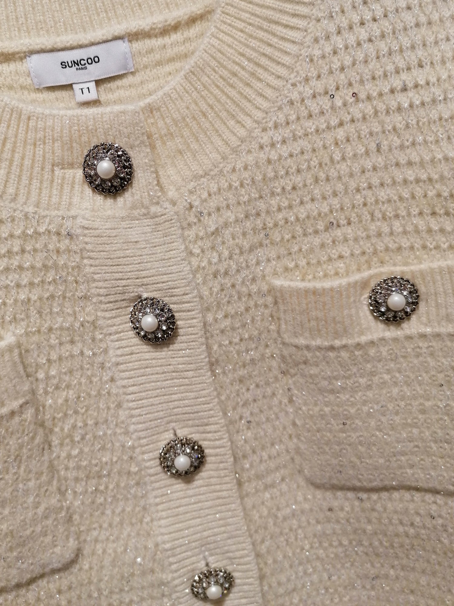 Cropped Strickjacke mit Strassknöpfen - Tempel Hamburg