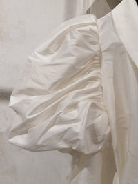 Taft-Bluse mit dramatisch gebauschten Ärmeln - Tempel Hamburg