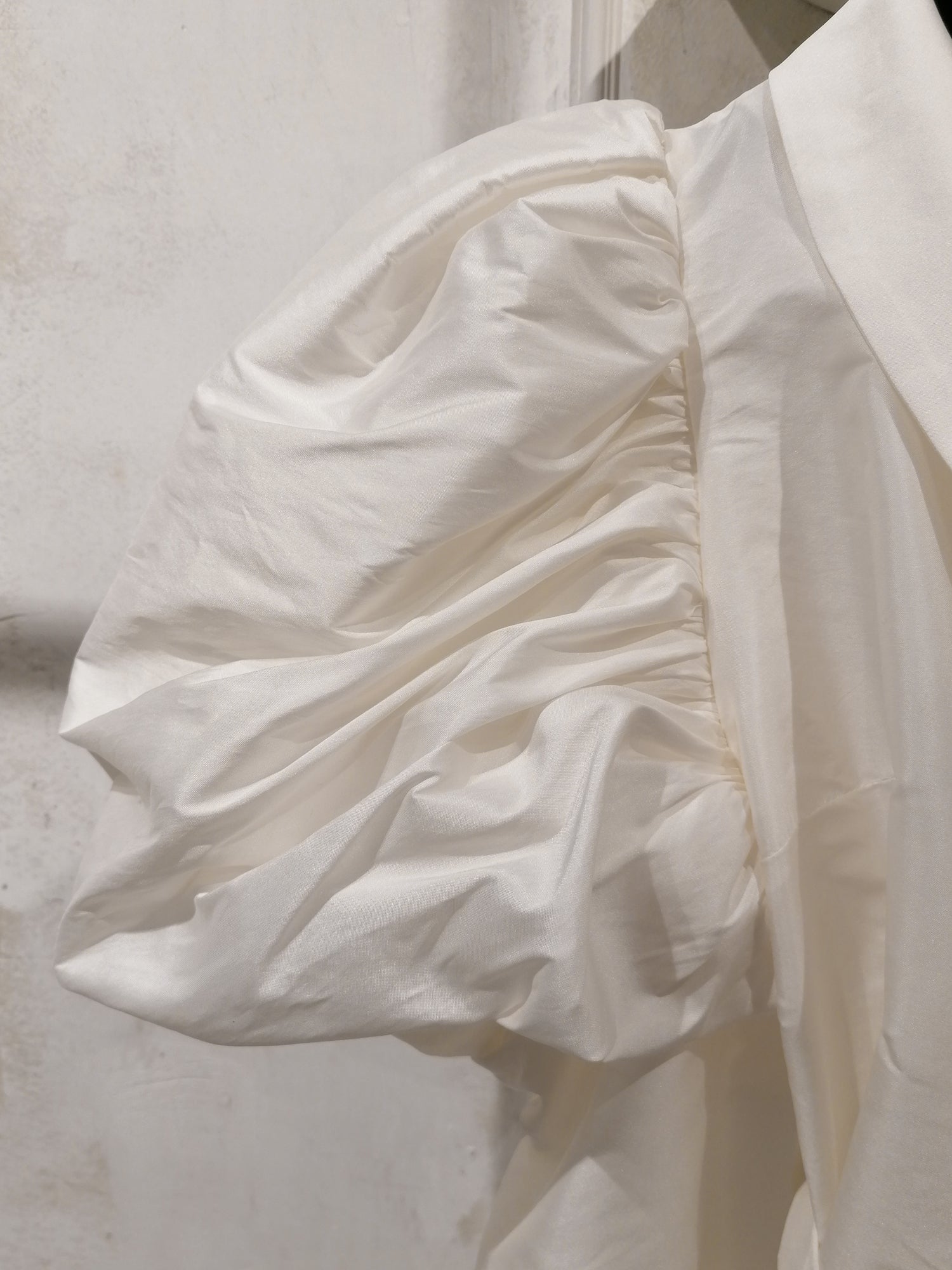 Taft-Bluse mit dramatisch gebauschten Ärmeln - Tempel Hamburg