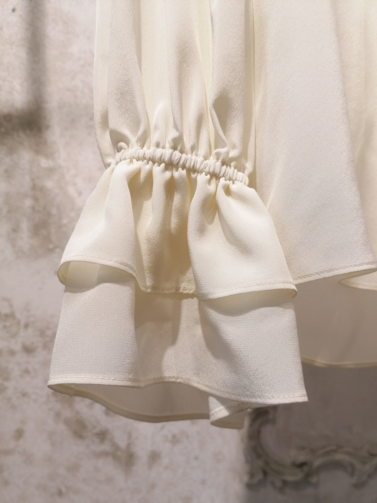 Seidenbluse mit Rüschen-Manschetten - Tempel Hamburg