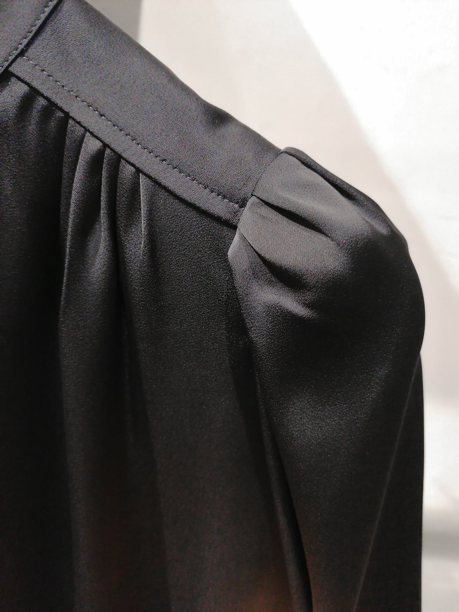 Bluse mit Rüschen am Stehkragen