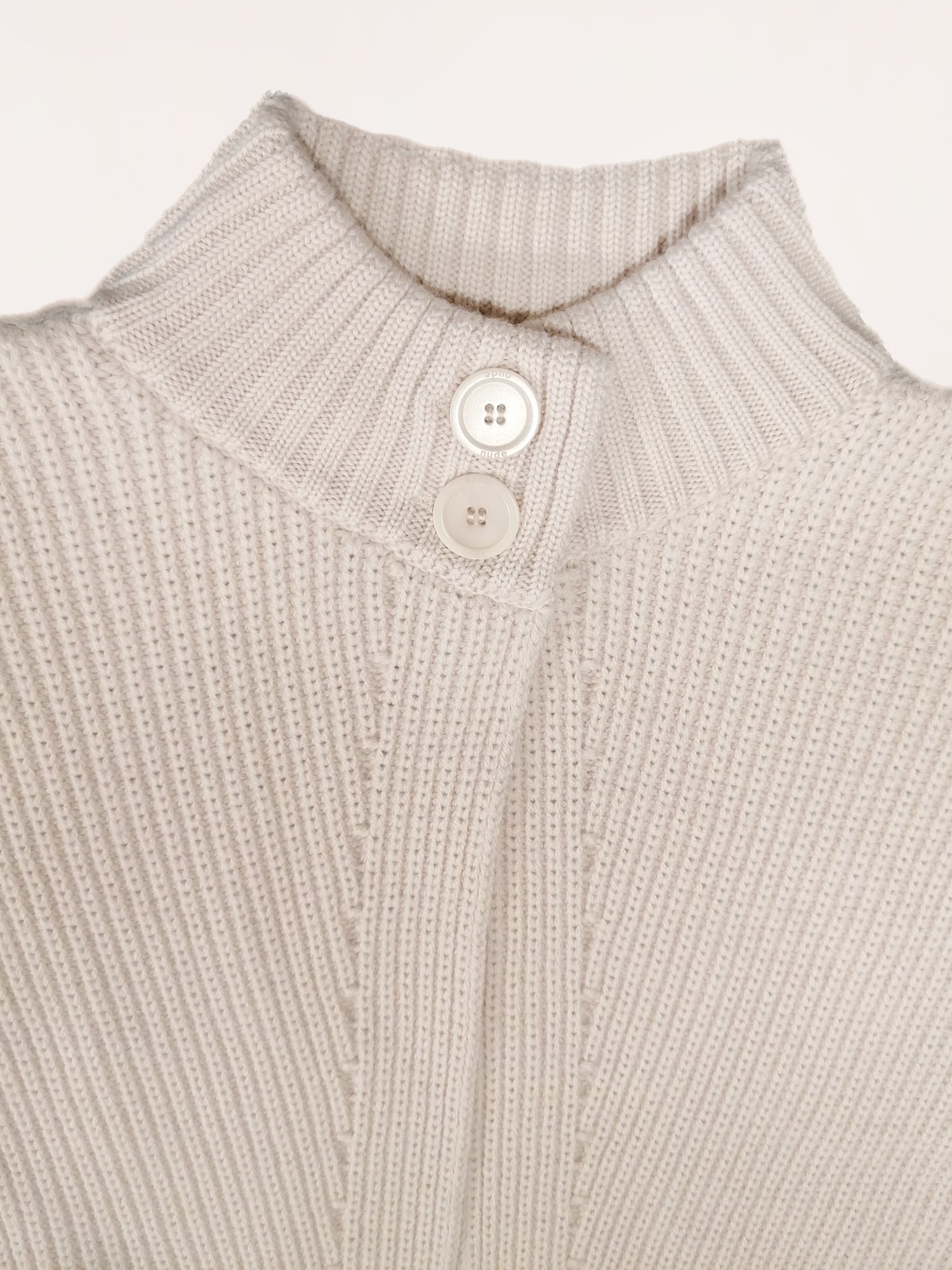 Kurzer Strickjacke mit Stehkragen
