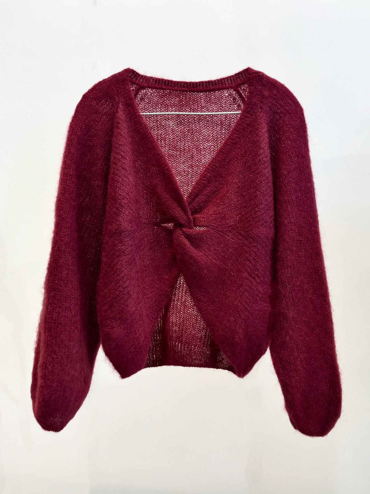 Pullover mit Knotendetail in Bordeaux - Tempel Hamburg