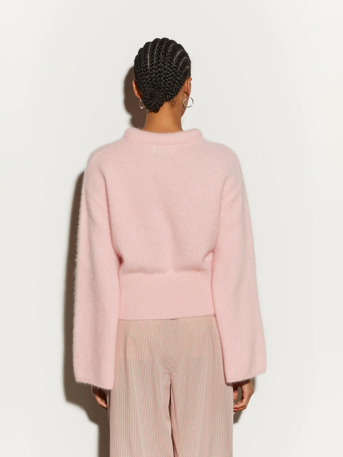 Flauschiger Pullover mit 3D Ausschnitt