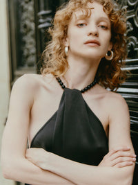 Neckholder-Kleid mit Perlenverschluss - Tempel Hamburg