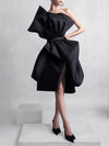 Schwarzes Organza-Kleid mit schmaler Taille - Tempel Hamburg