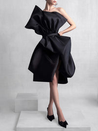 Schwarzes Organza-Kleid mit schmaler Taille - Tempel Hamburg