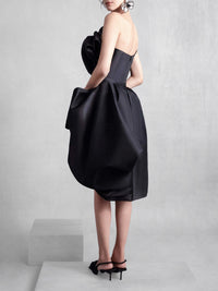 Schwarzes Organza-Kleid mit schmaler Taille - Tempel Hamburg