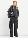 Hose mit weitem Bein aus grau gestreiftem Stretch-Viskose