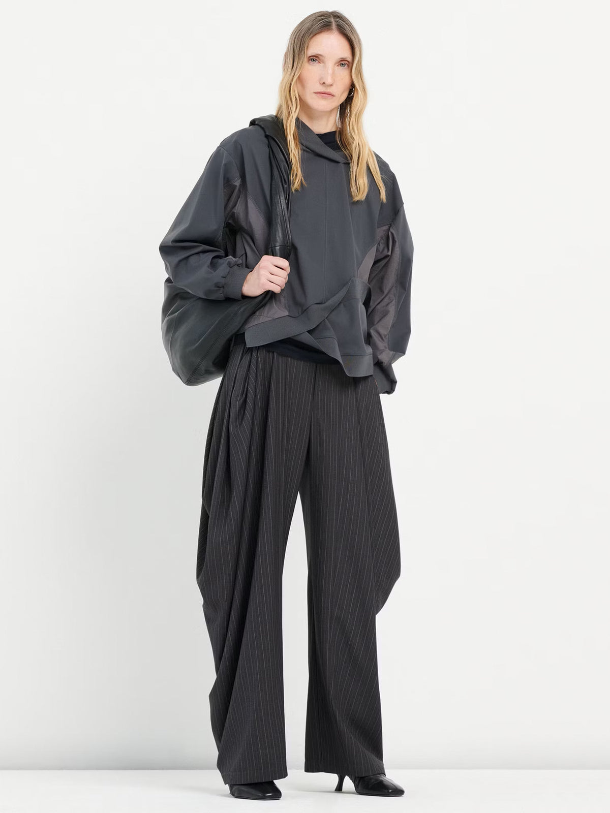Hose mit weitem Bein aus grau gestreiftem Stretch-Viskose