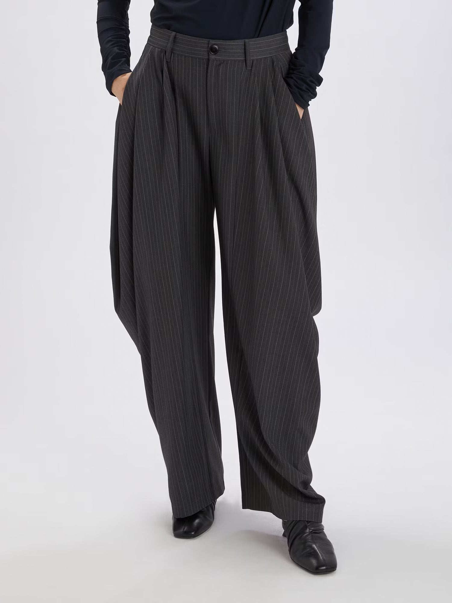 Hose mit weitem Bein aus grau gestreiftem Stretch-Viskose