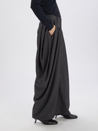 Hose mit weitem Bein aus grau gestreiftem Stretch-Viskose