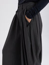Hose mit weitem Bein aus grau gestreiftem Stretch-Viskose