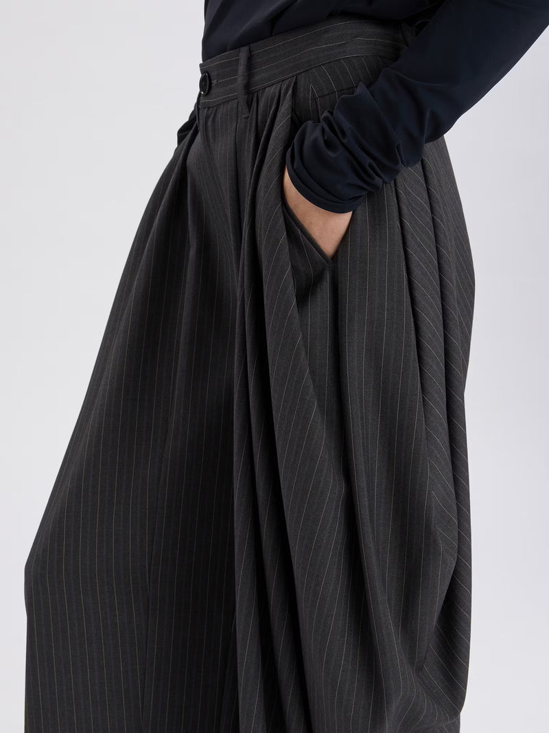 Hose mit weitem Bein aus grau gestreiftem Stretch-Viskose
