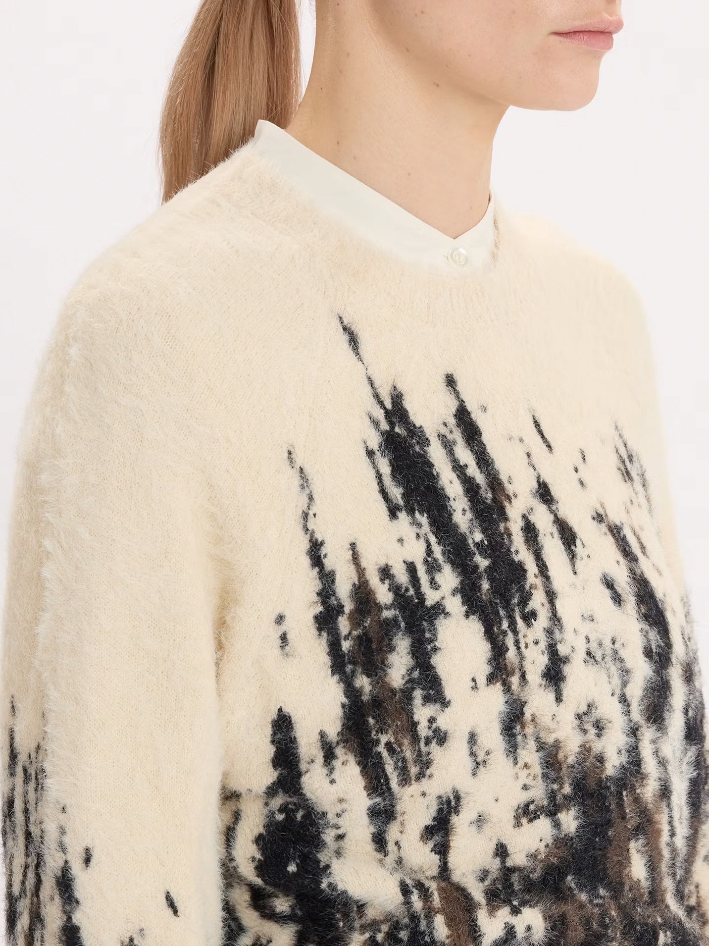 Off-Kilter Pullover mit Fluffy-Effekt