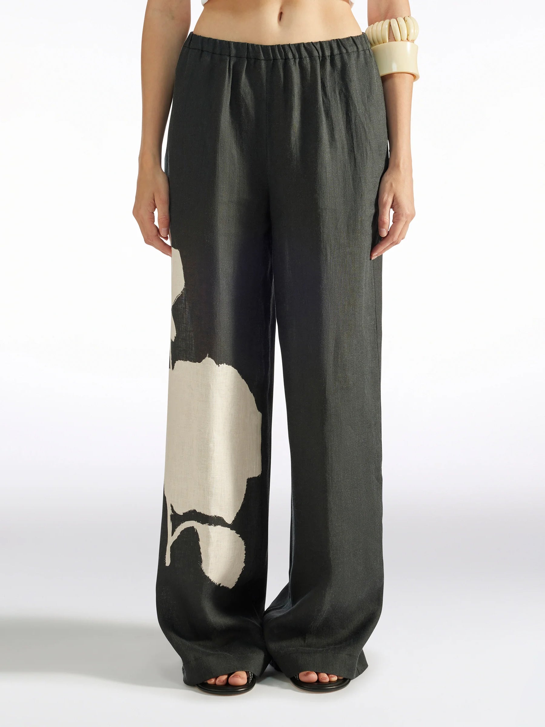 Leinenhose mit Blumenaquarell