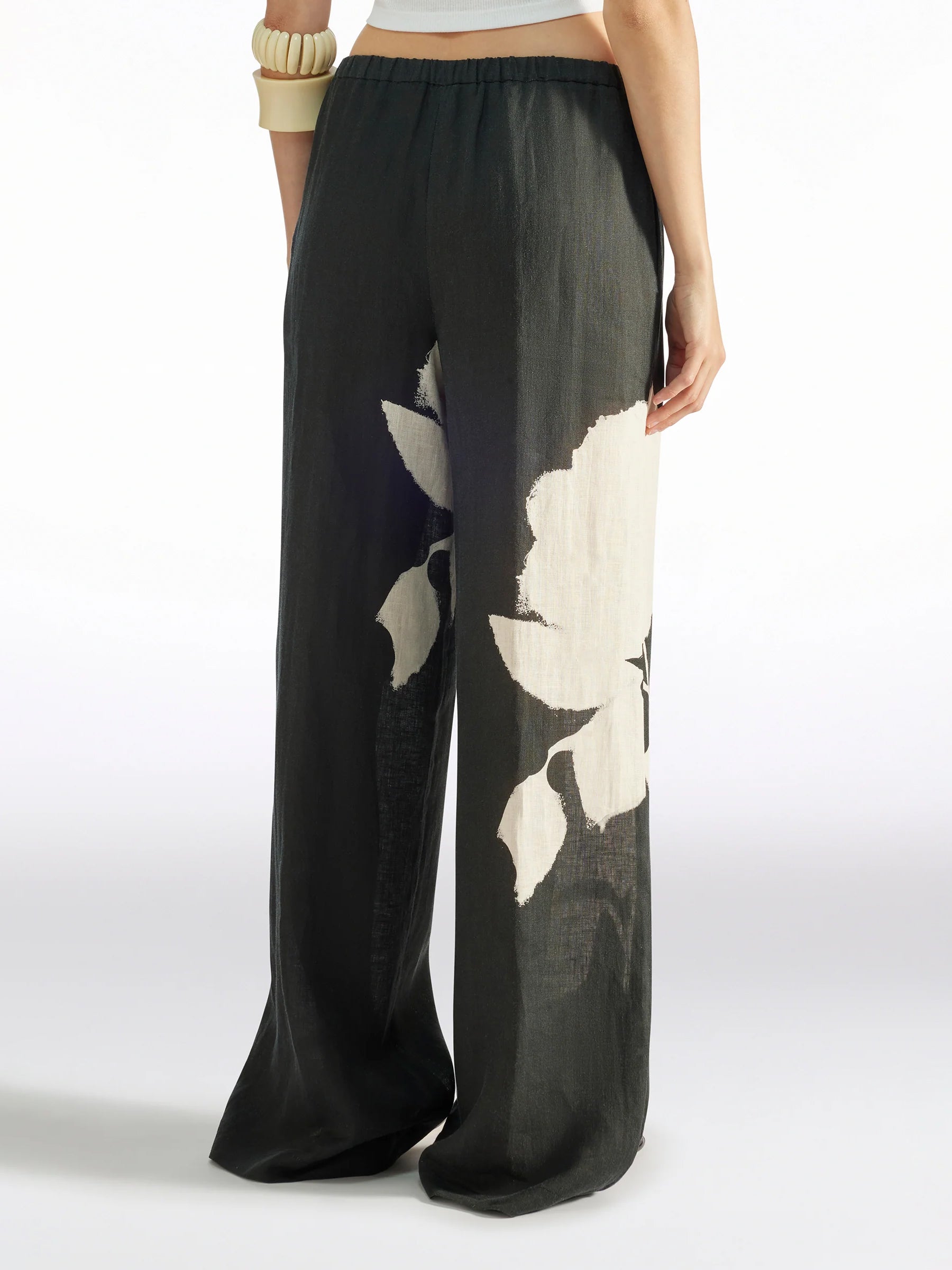 Leinenhose mit Blumenaquarell
