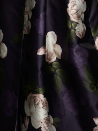 Abendkleid mit Blumen im Dämmerlicht - Tempel Hamburg