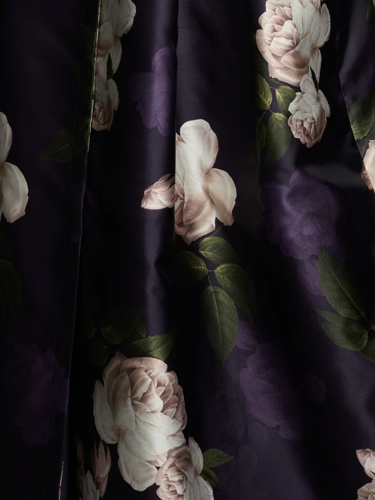 Abendkleid mit Blumen im Dämmerlicht - Tempel Hamburg